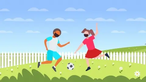 Niños jugando con mascarilla Situación en Galicia