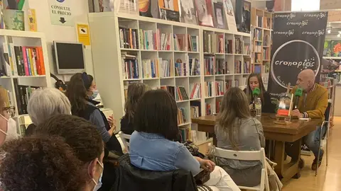 Alejandro Palomas en la librería Cronopios durante la presención de su novela "Un país con tu nombre" Más de Uno Pontevedra