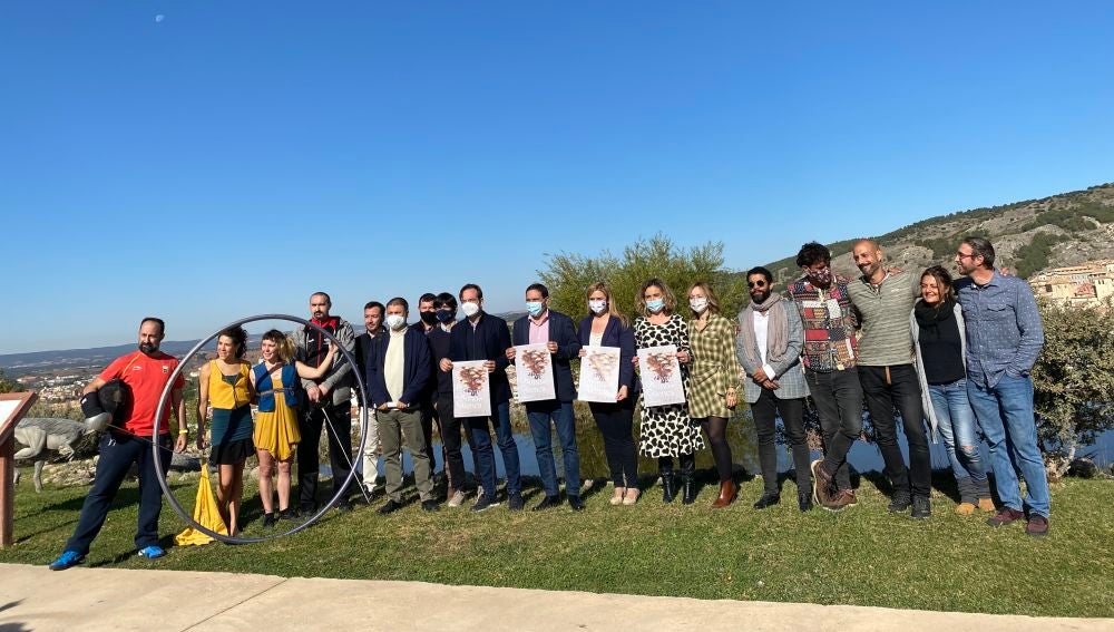 Algunos de los participantes en el festival, como el grupo conquense "Medetoné", durante la presentación junto a las autoridades Algunos de los participantes en el festival, como el grupo conquense "Medetoné", durante la presentación junto a las autoridades
