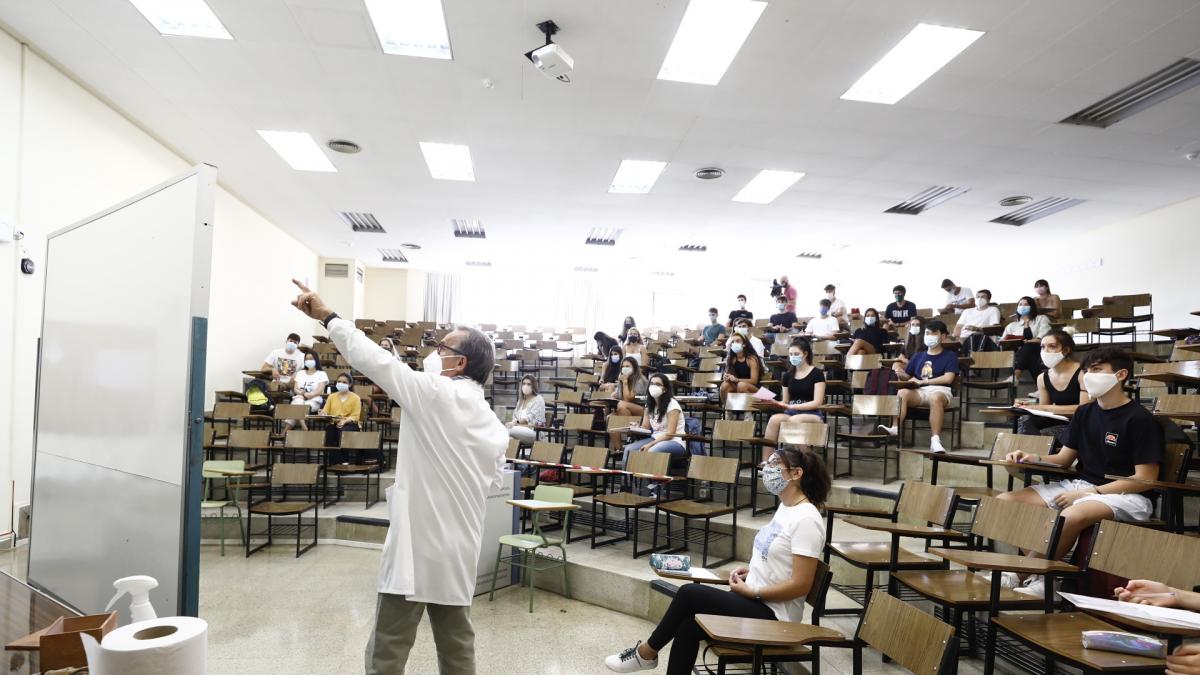 Los universitarios aplauden la vuelta a la normalidad Los universitarios aplauden la vuelta a la normalidad