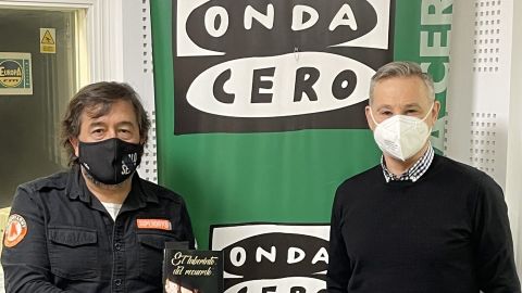 Mario Gonz&aacute;lez e Paco Sarria nos estudios de Onda Cero Ourense