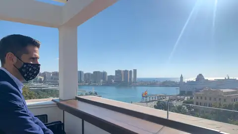 El Puerto de Málaga, a vista desde la terraza del Only YOU Málaga El director, Pedro Echevarría, atiende a 'El ViaCero', desde la última planta del nuevo Only You Equitativa