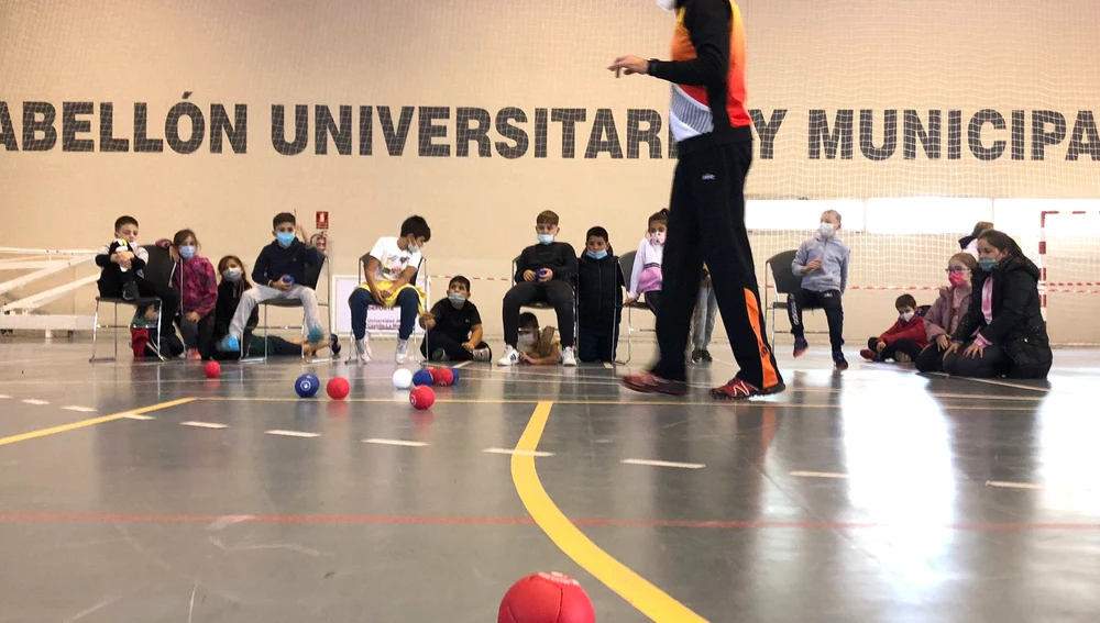 Durante la jornada, los participantes han podido probar baloncesto en silla de ruedas, bádminton o tenis de mesa Durante la jornada, los participantes han podido probar baloncesto en silla de ruedas, bádminton o tenis de mesa