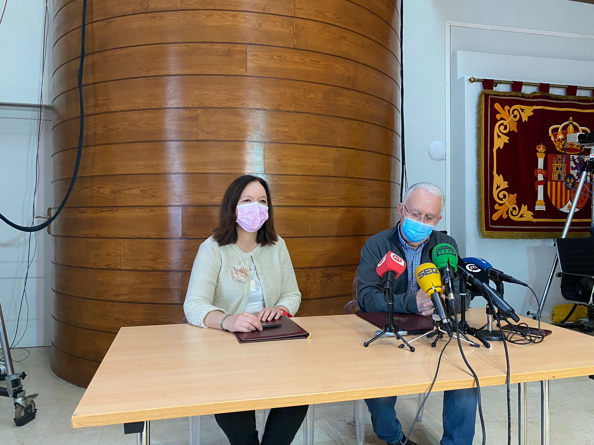 Firmada la renovación del convenio de colaboración entre el Ayuntamiento de Alcázar y la Asociación Coros y Danzas Firmada la renovación del convenio de colaboración entre el Ayuntamiento de Alcázar y la Asociación Coros y Danzas