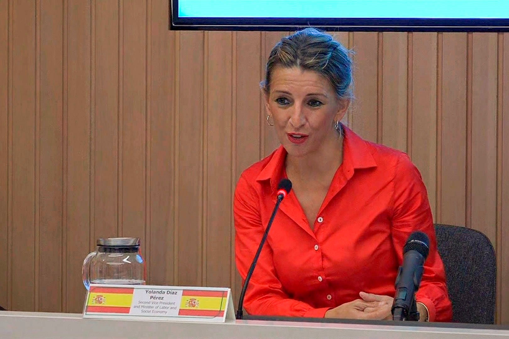 Yolanda Díaz contradice a Nadia Calviño y apunta que el debate sobre la reforma laboral "no va sobre la metodología", sino sobre el contenido Yolanda Díaz contradice a Nadia Calviño y apunta que el debate sobre la reforma laboral "no va sobre la metodología", sino sobre el contenido