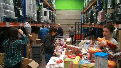 Voluntarios trabajando en el Banco de Alimentos de Asturias Voluntarios trabajando en el Banco de Alimentos de Asturias
