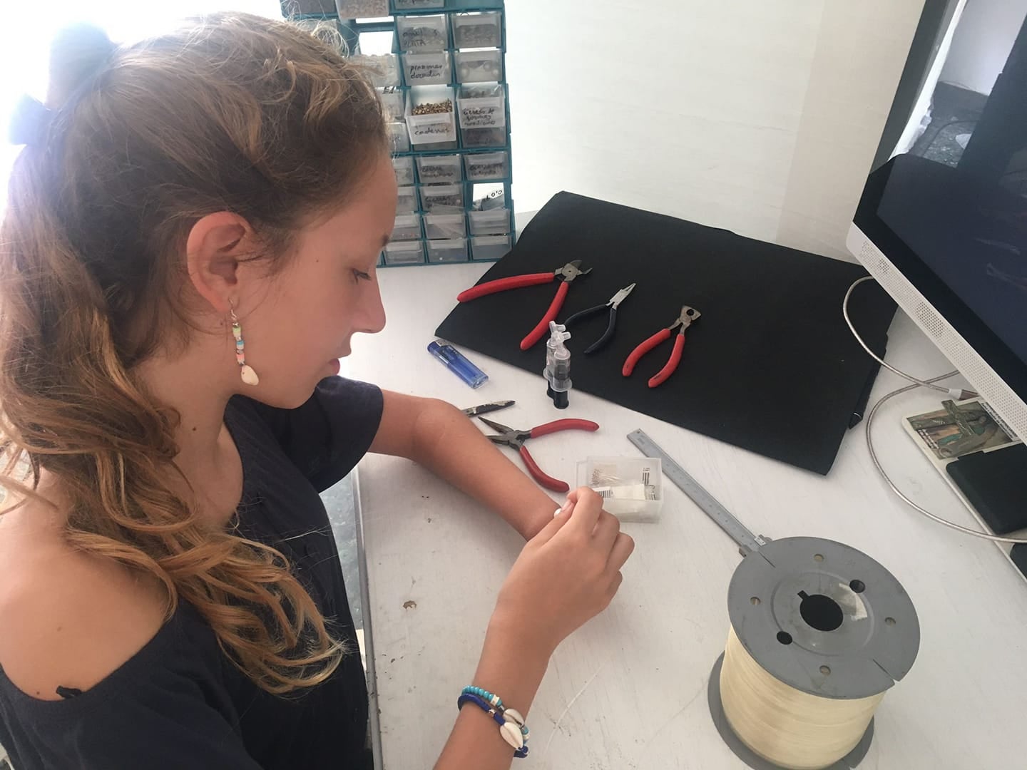 Una joven vende abalorios en Internet para poder comprarse una mano biónica Una joven vende abalorios en Internet para poder comprarse una mano biónica