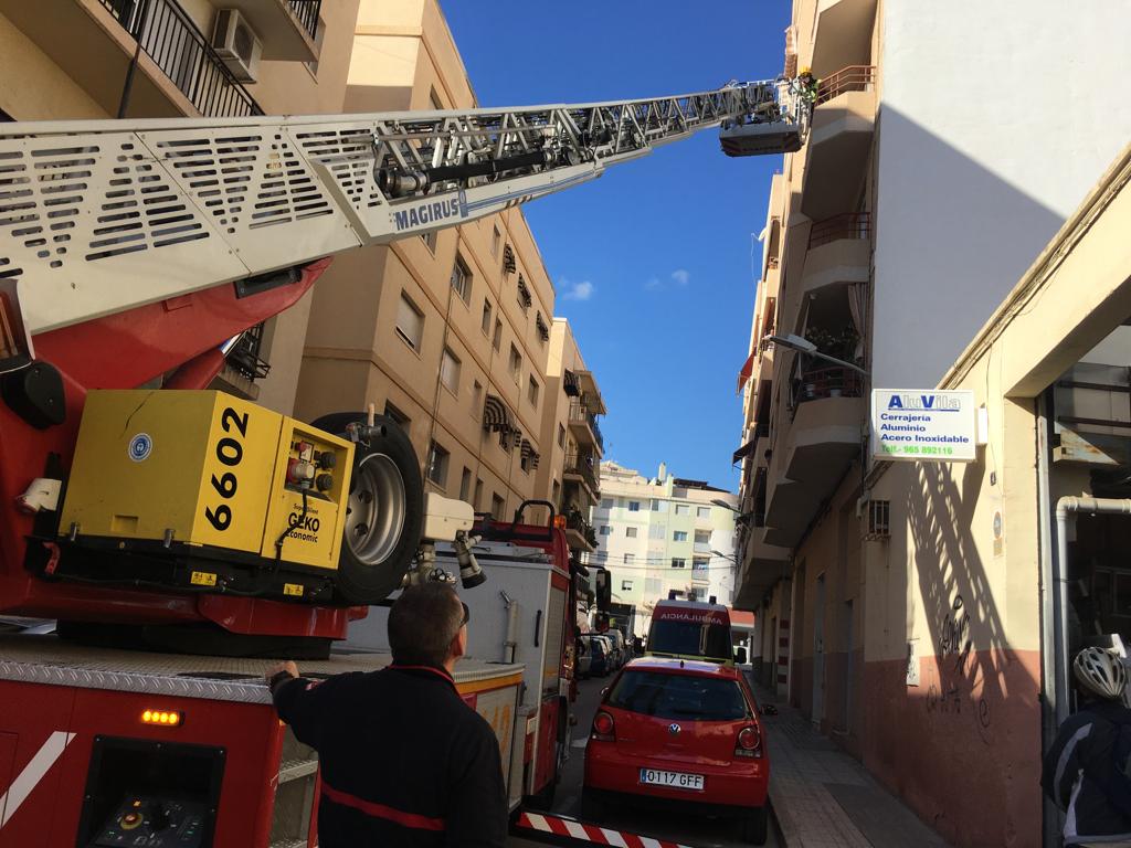 Los Bomberos rescatan a una anciana tras una caída en su vivienda de la Vila Joiosa Los Bomberos rescatan a una anciana tras una caída en su vivienda de la Vila Joiosa