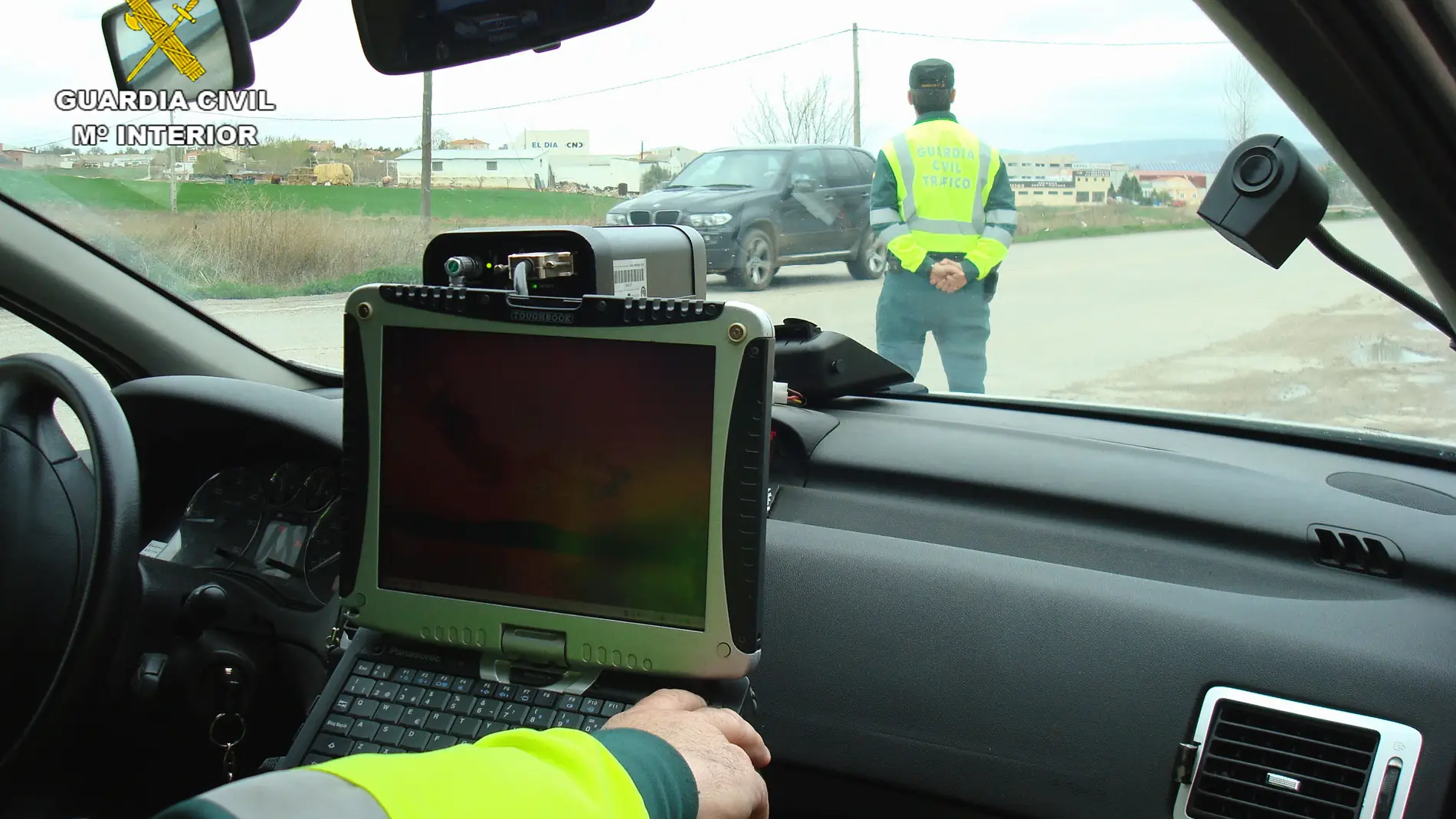Imagen de archivo de un radar de la Guardia Civil en un control de tráfico.