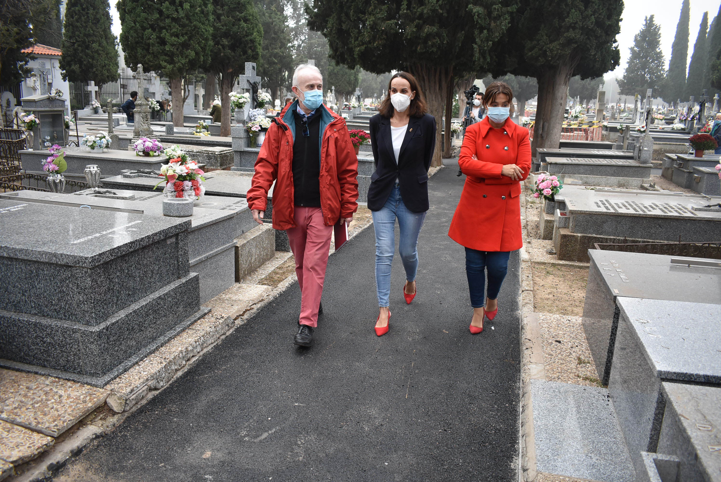 El Ayuntamiento de Ciudad Real asfalta 4.200 m2 y renueva la señalética en el cementerio El Ayuntamiento de Ciudad Real asfalta 4.200 m2 y renueva la señalética en el cementerio