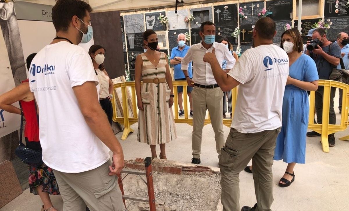 El Ayuntamiento de Elche ejecuta sin contrato la primera fase de la exhumación de la fosa común de la Guerra Civil del Cementerio Viejo El Ayuntamiento de Elche ejecuta sin contrato la primera fase de la exhumación de la fosa común de la Guerra Civil del Cementerio Viejo