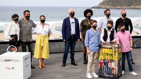 El director Manu G&oacute;mez posa junto al resto del equipo de '&Eacute;rase una vez en Euskadi' en San Sebasti&aacute;n