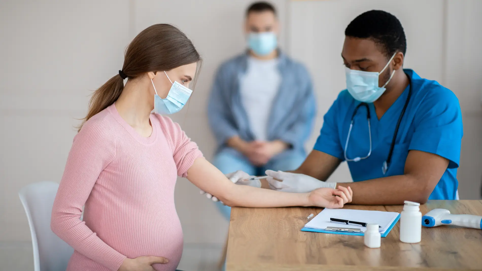 Una mujer embarazada se vacuna contra el coronavirus 