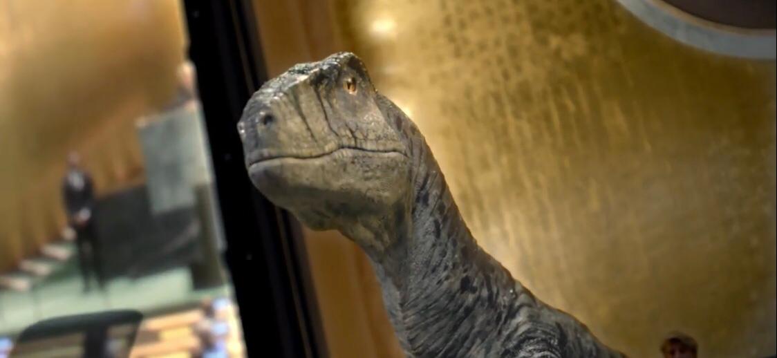 Un dinosaurio entra en la ONU para advertir del riesgo de extinción por el cambio climático Un dinosaurio entra en la ONU para advertir del riesgo de extinción por el cambio climático