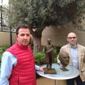 El alcalde de Calanda, Alberto Herrero, junto al creador de la escultura, Daniel Elena