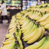 Las cofradías oscenses compran plátanos de Canarias para ayudar a La Palma