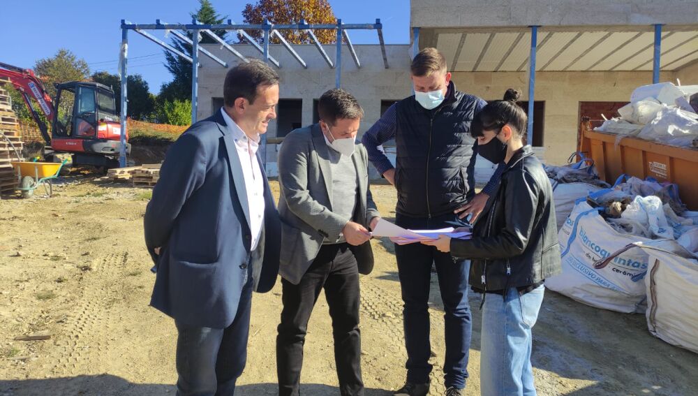Avanzan a bo ritmo as obras dos novos cenros de maiores de Riós e a Gudiña