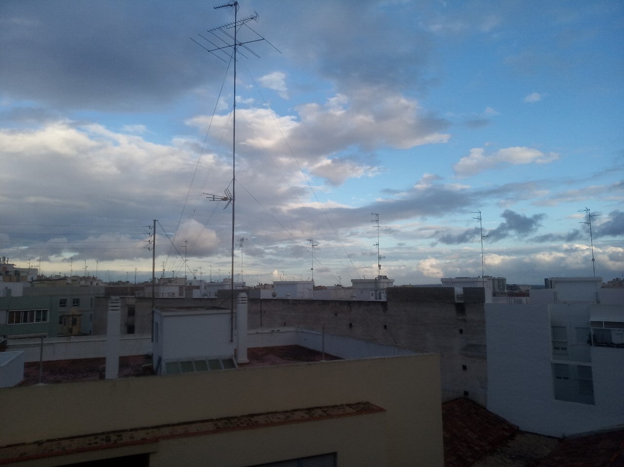El día se presenta en Elche, Santa Pola y Crevillent con la previsión de nubosidad El día se presenta en Elche, Santa Pola y Crevillent con la previsión de nubosidad
