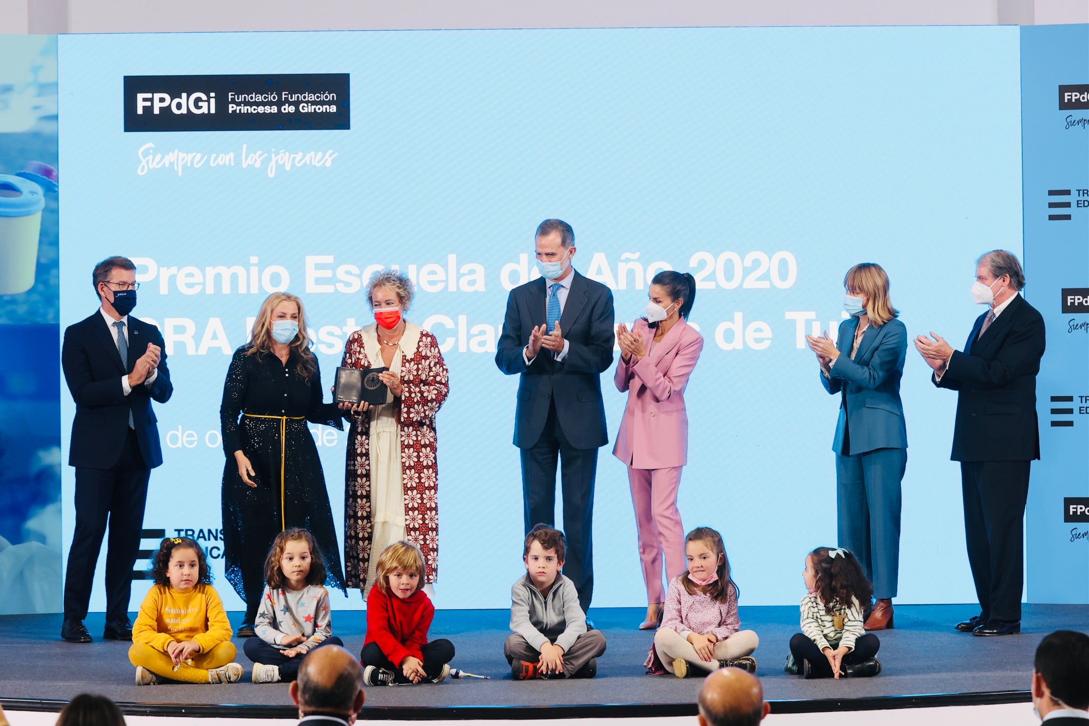 Los Reyes entregan al CRA Mestra Clara Torres de Tui el premio a la mejor escuela de España en 2020 Los Reyes entregan al CRA Mestra Clara Torres de Tui el premio a la mejor escuela de España en 2020