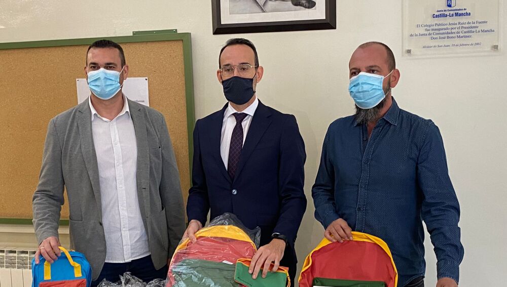 Entrega mochilas en Colegio Jesús Ruiz