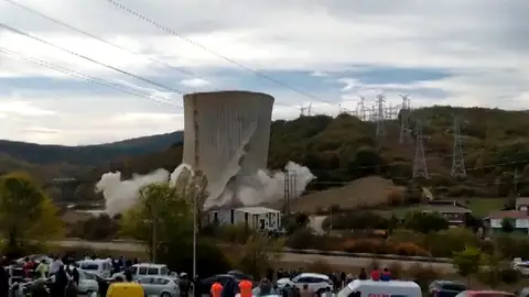 Vídeo de la voladura de la torre de refrigeración de la Central Térmica de Velilla del Río Carrión Vídeo de la voladura de la torre de refrigeración de la Central Térmica de Velilla del Río Carrión
