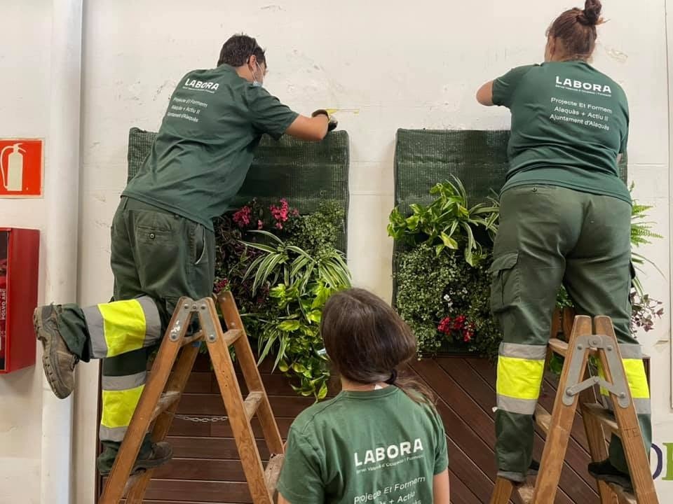 El paro baja en la Comunitat pero la tasa sigue por encima de la media estatal El paro baja en la Comunitat pero la tasa sigue por encima de la media estatal