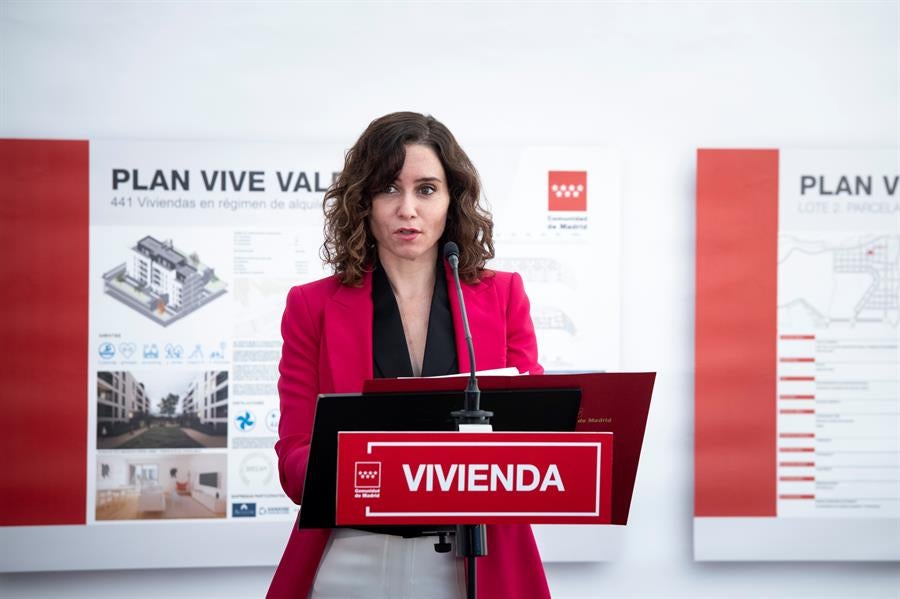 Ayuso ironiza tras la prohibición de publicidad a niños propuesta por Garzón: "Drogas, sí; dulces, no" Ayuso ironiza tras la prohibición de publicidad a niños propuesta por Garzón: "Drogas, sí; dulces, no"