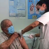 Uno de los primeros mayores de 70 años que ha recibido la vacuna contra la gripe y contra la covid-19