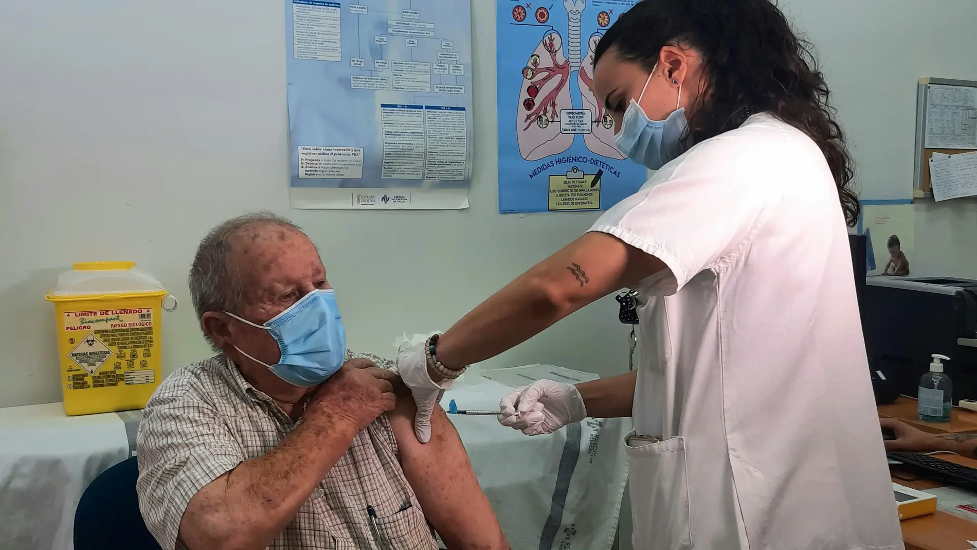 Uno de los primeros mayores de 70 años que ha recibido la vacuna contra la gripe y contra la covid-19