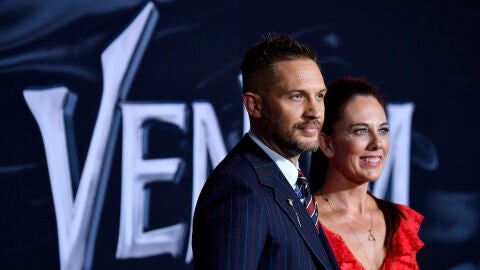 El actor Tom Hardy y la guionista Kelly Marcel, en la premiere de 'Venom 2: Habr&aacute; matanza'