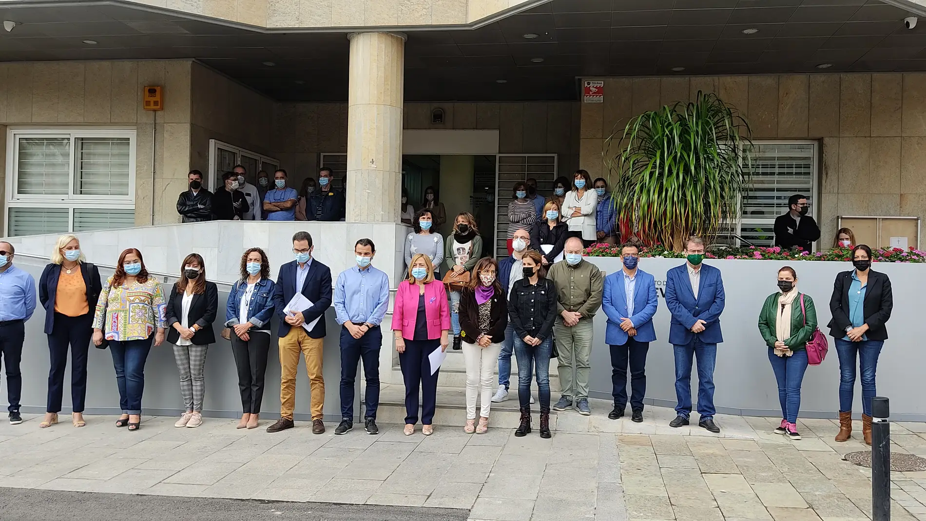 Instantes del minuto de silencio guardado a las puertas del Ayuntamiento de Torrevieja como condena al presunto crimen machista