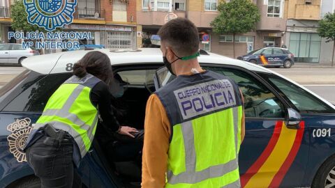 Momento del traslado del detenido a las dependencias policiales