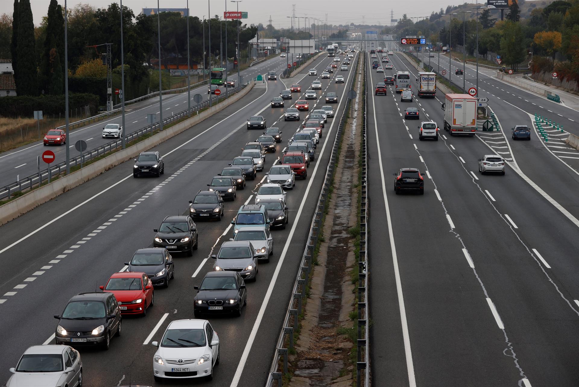 Estos son los medios y radares de la DGT para vigilar la carretera en el puente de Todos los Santos Estos son los medios y radares de la DGT para vigilar la carretera en el puente de Todos los Santos