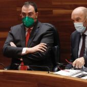 Adrián Barbón y Juan Cofiño en el parlamento asturiano