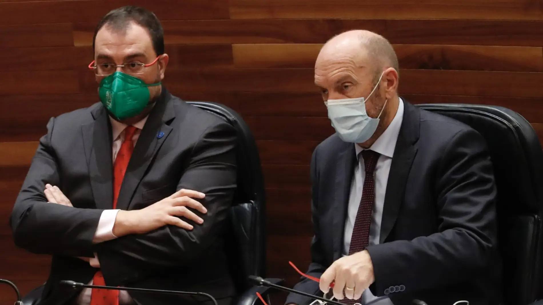 Adrián Barbón y Juan Cofiño en el parlamento asturiano