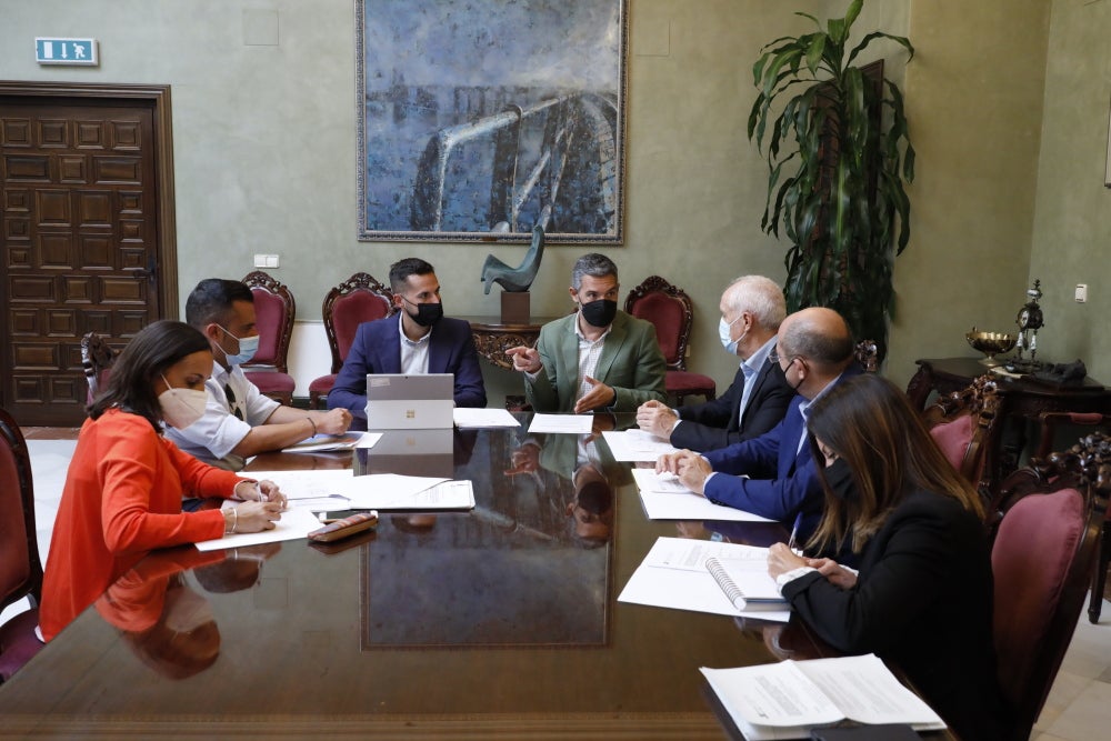 Rota, Sanlúcar y Diputación se reúnen para avanzar en la futura Vía Verde de la Costa Noroeste Rota, Sanlúcar y Diputación se reúnen para avanzar en la futura Vía Verde de la Costa Noroeste