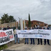 Concentración a las puertas de la cárcel de Cuenca, este viernes 
