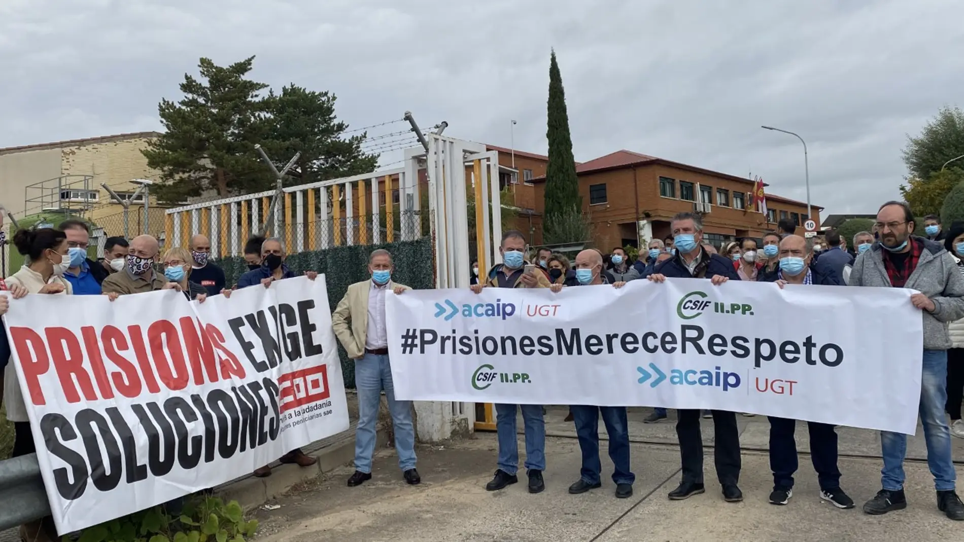Concentración a las puertas de la cárcel de Cuenca, este viernes 