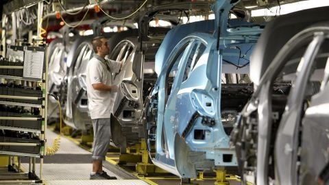 Un trabajador de una fábrica de coches