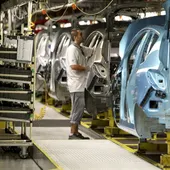 Un trabajador de una fábrica de coches Un trabajador de una fábrica de coches