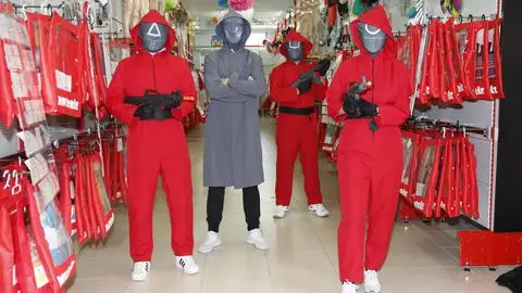 En muchas tiendas el disfraz de El Juego del Calamar se encuentra agotado hace días En muchas tiendas el disfraz de El Juego del Calamar se encuentra agotado hace días