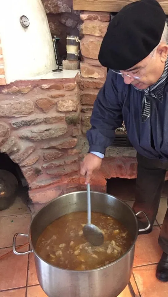 Gañan preparando Guiso de Bodas Gañan preparando Guiso de Bodas