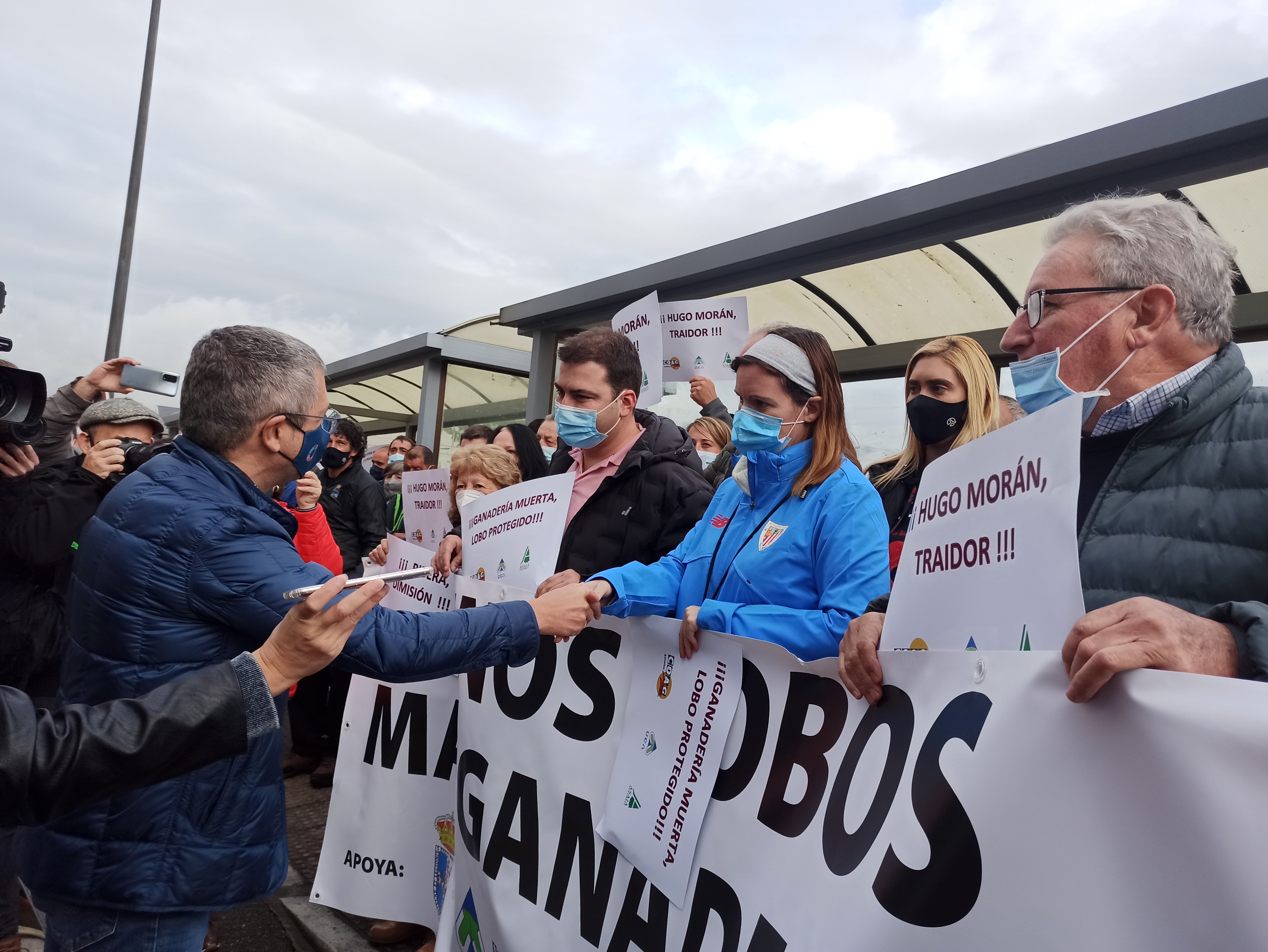 Los ganaderos reciben con una pitada y gritos de traidor a Hugo Morán Los ganaderos reciben con una pitada y gritos de traidor a Hugo Morán