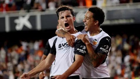 El centrocampista del Valencia Hugo Guillamón celebra el 1-0 ante el Villarreal El centrocampista del Valencia Hugo Guillamón celebra el 1-0 ante el Villarreal