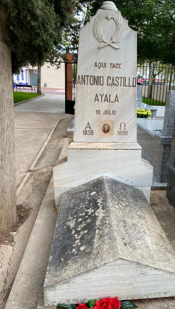 Tumba de Antonio Castillo con símbolos masónicos
