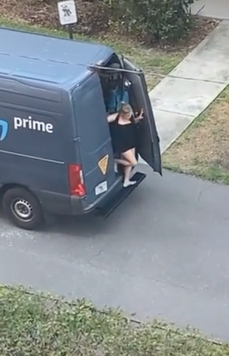 Despedido un repartidor de Amazon por invitar a una chica a la furgoneta corporativa Despedido un repartidor de Amazon por invitar a una chica a la furgoneta corporativa