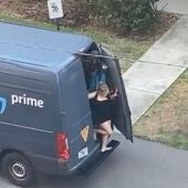 La mujer bajando de la furgoneta de Amazon