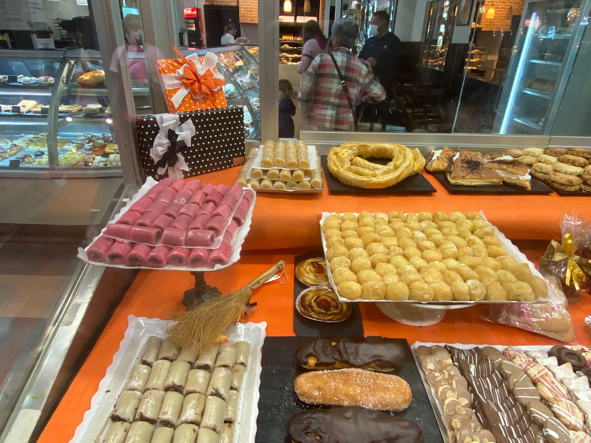 "Los niños ya solo quieren disfrazarse de esqueletos y se olvidan de los rosarios", admiten los pasteleros "Los niños ya solo quieren disfrazarse de esqueletos y se olvidan de los rosarios", admiten los pasteleros