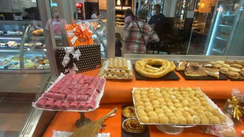 Dulces t&iacute;picos de las fechas, bu&ntilde;uelos de viento y huesos de santo