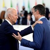 Pedro Sánchez conversa brevemente con Joe Biden en la reunión del G20